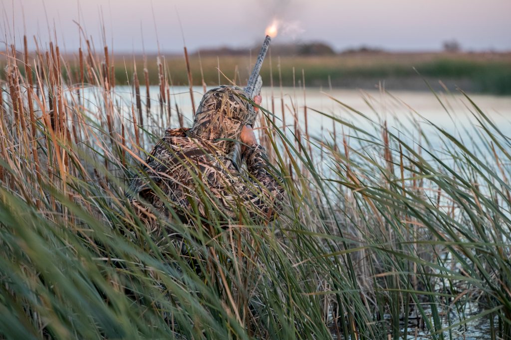 duck-hunter-in-mossy-oak