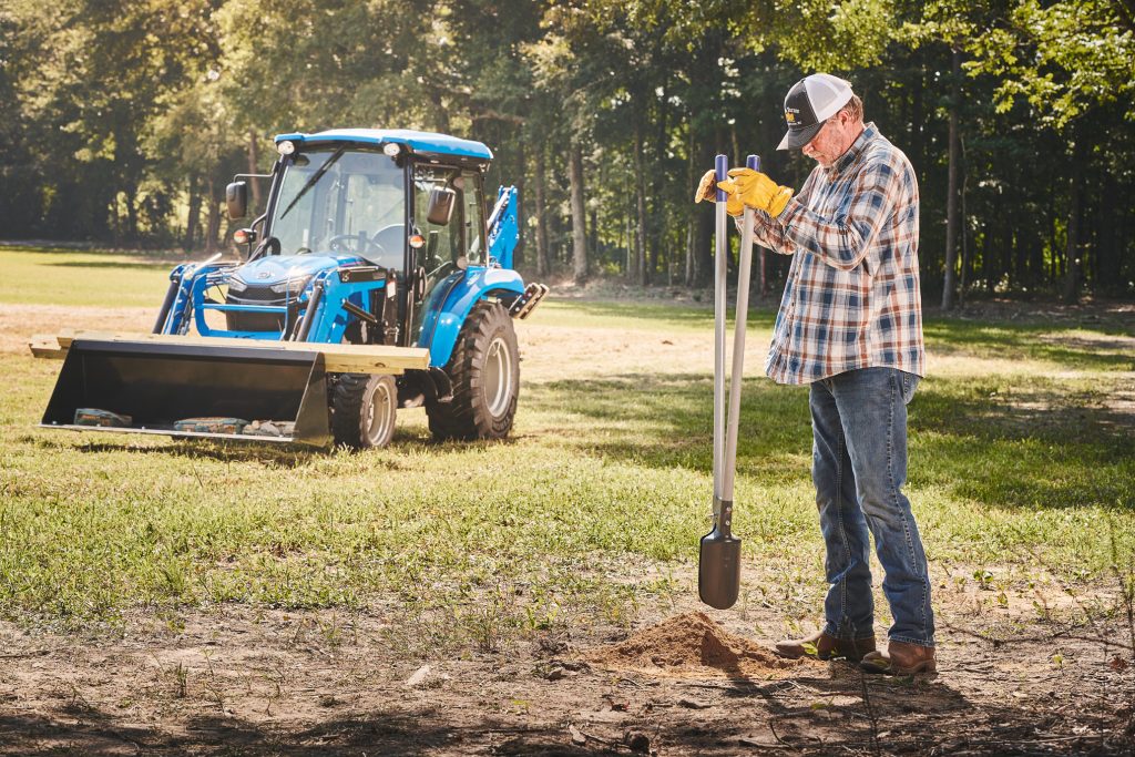 setting-post-with-LS-tractor